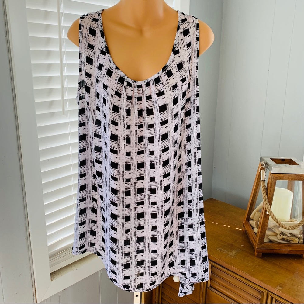 KOKOON high-low b/w blouse! Like NEW!